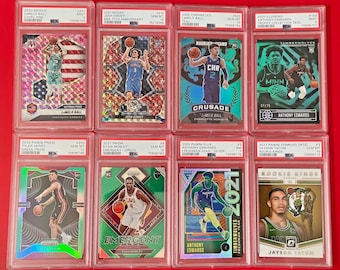 Puede incluir: Una colección de diez cartas coleccionables con jugadores de baloncesto. Las cartas están en fundas de plástico protectoras y presentan diferentes jugadores de varios equipos y años. Las cartas están calificadas y tienen una calificación Gem Mint (GEM MT).