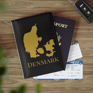 Porte-passeport carte Danemark noir et or, portefeuille de voyage Danemark minimaliste, couverture de passeport danois, portefeuille passeport Danemark, cadeau Danemark