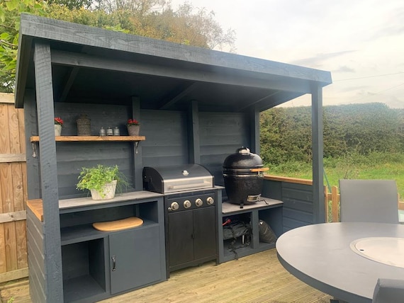 Custom Outdoor Kitchen: Grill Station, Pizza Oven Ready