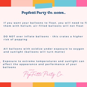 Pu&ograve; includere: Una scheda informativa bianca intitolata Popfetti Party Co. notes con icone di palloncini colorati. Elenca le istruzioni: usare l'elio per farli galleggiare, non gonfiare eccessivamente, i palloncini si ossidano con ossigeno e luce solare.