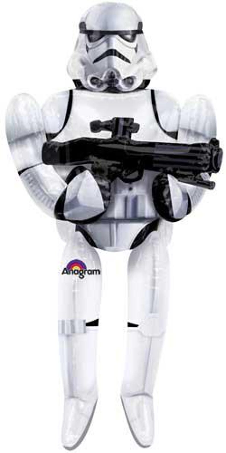Pu&ograve; includere: Un palloncino a forma di Stormtrooper bianco e nero con finitura lucida, casco dettagliato e un fucile blaster nero tenuto con entrambe le mani. Il logo del marchio Anagram &egrave; stampato in nero e colori arcobaleno sulla gamba destra.