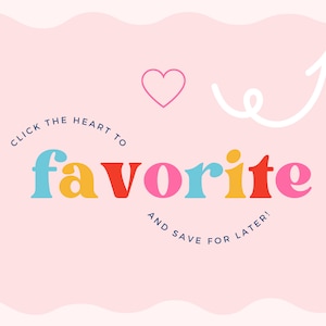 Pu&ograve; includere: Una grafica rosa chiaro con la parola favorite in lettere minuscole multicolori. Sopra il testo si trovano il contorno di un cuore rosa e una freccia bianca curva rivolta verso l'alto. Il testo blu scuro recita CLICK THE HEART TO e AND SAVE FOR LATER!