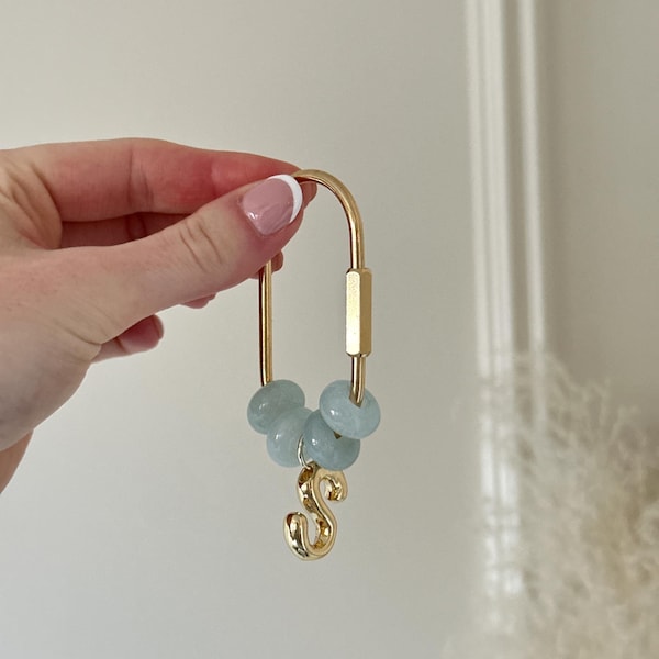 Gepersonaliseerde sleutelhanger natuursteen | Sleutelhanger met initialen | Brievenbusbedel | Vergulde letter | Cadeau voor haar | Cadeau voor bruidsmeisjes