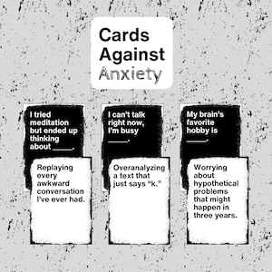 Puede incluir: Un juego de cartas llamado "Cards Against Anxiety" con preguntas para completar. La tarjeta superior dice "Cards Against Anxiety". Las tarjetas del juego incluyen frases como "Replayando cada conversación incómoda que he tenido."