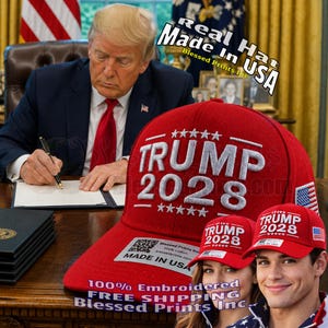 Könnte beinhalten: Eine rote Baseballkappe mit weißem Sticktext TRUMP 2028 und fünf Sternen oberhalb und unterhalb des Textes. Die Kappe hat eine kleine amerikanische Flagge an der Seite und ein weißes Etikett auf dem Schirm mit einem QR-Code und der Aufschrift MADE IN USA.