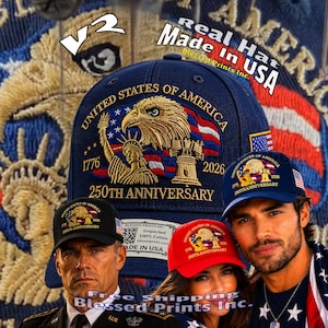 Pode incluir: Um boné de beisebol azul-marinho com um design bordado de uma águia-careca, a Estátua da Liberdade e o texto United States of America 1776 2026 250th Anniversary. O boné inclui uma pequena bandeira americana no painel lateral.