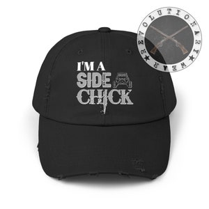 Puede incluir: Gorra de béisbol negra desgastada con texto blanco que dice "I'm a Side Chick" y una pequeña imagen de un vehículo side-by-side.