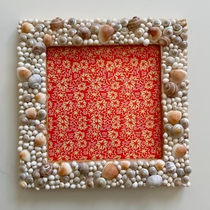 Marco de fotos artesanal con diseño de conchas marinas