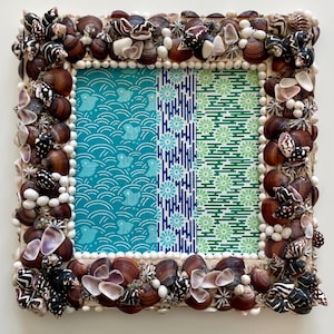 Marco de fotos artesanal con diseño de conchas marinas