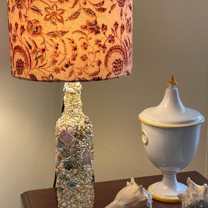 Lámpara de mesa artesanal con diseño de conchas marinas. ¡Una pieza única!