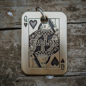 Médaille d'identification pour animal de compagnie Reine de coeur | votre conception | Logo gravé | Laiton doré | Personnalisé | Chien | Chat | Cartes à jouer