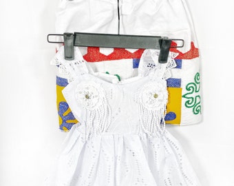 Conjunto de ropa de niña de colores.