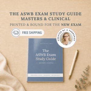 Può includere: Una guida allo studio con rilegatura a spirale blu intitolata The ASWB Exam Study Guide Masters & Clinical. La copertina presenta testo bianco e un badge circolare con la foto di una persona e il testo Created by a Therapist. Una penna è accanto al libro.