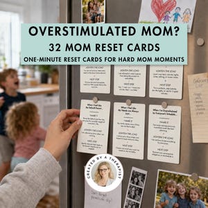 以下が含まれることがあります： 冷蔵庫に貼られた32枚の白い長方形のカードセット。Mom Reset Cardsというタイトルで、各カードにはWhen I Feel Like the Default Parent、Name It、Lighten the Load、Next Stepといった黒いテキストのガイドラインが記載されています。