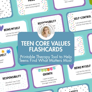 Puede incluir: Un conjunto de tarjetas didácticas blancas con bordes y patrones coloridos, que presentan texto como "TEEN CORE VALUES FLASHCARDS," "RESPONSIBILITY," "GROWTH" y "BEING MYSELF." Cada tarjeta incluye una frase descriptiva corta y un logo circular.