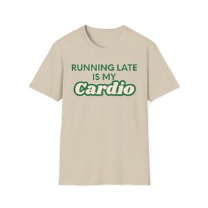 Lustig, spätes Laufen ist mein Cardio Unisex Softstyle T-Shirt, lustiges Workout-T-Shirt, humorvolles Übungs-Shirt, spätes Laufgeschenk, Hilarious Fitness