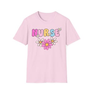 Krankenschwester mit Blumen Unisex Softstyle T-Shirt, Krankenschwester Geschenk, Krankenschwester Shirt, medizinisches Oberteil, Krankenhaus Personal Shirt