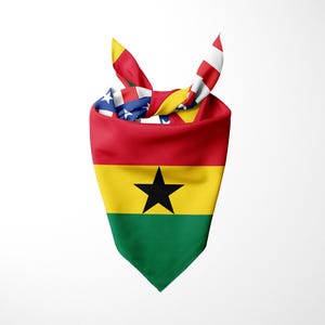 Puede incluir: Un pañuelo con la bandera de Ghana, con rayas rojas, amarillas y verdes y una estrella negra. La parte superior está atada con una sección de la bandera estadounidense, que muestra estrellas y rayas.