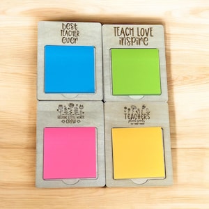 Könnte beinhalten: Vier Holz-Notizhalter mit bunten Haftnotizen. Jeder Halter hat eine andere Botschaft: "Best Teacher Ever", "Teach Love Inspire", "Helping Little Minds Grow" und "Teachers Plant Seeds". Die Haftnotizen sind blau, grün, pink und gelb.