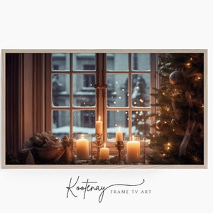 Puede incluir: Una escena de invierno nevada vista a través de una ventana con un árbol de Navidad iluminado y velas en el alféizar de la ventana.