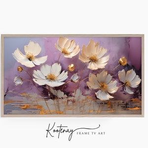 Puede incluir: Una pintura abstracta enmarcada con flores blancas con detalles dorados sobre un fondo morado. La pintura se titula "Kootenay Frame TV Art".