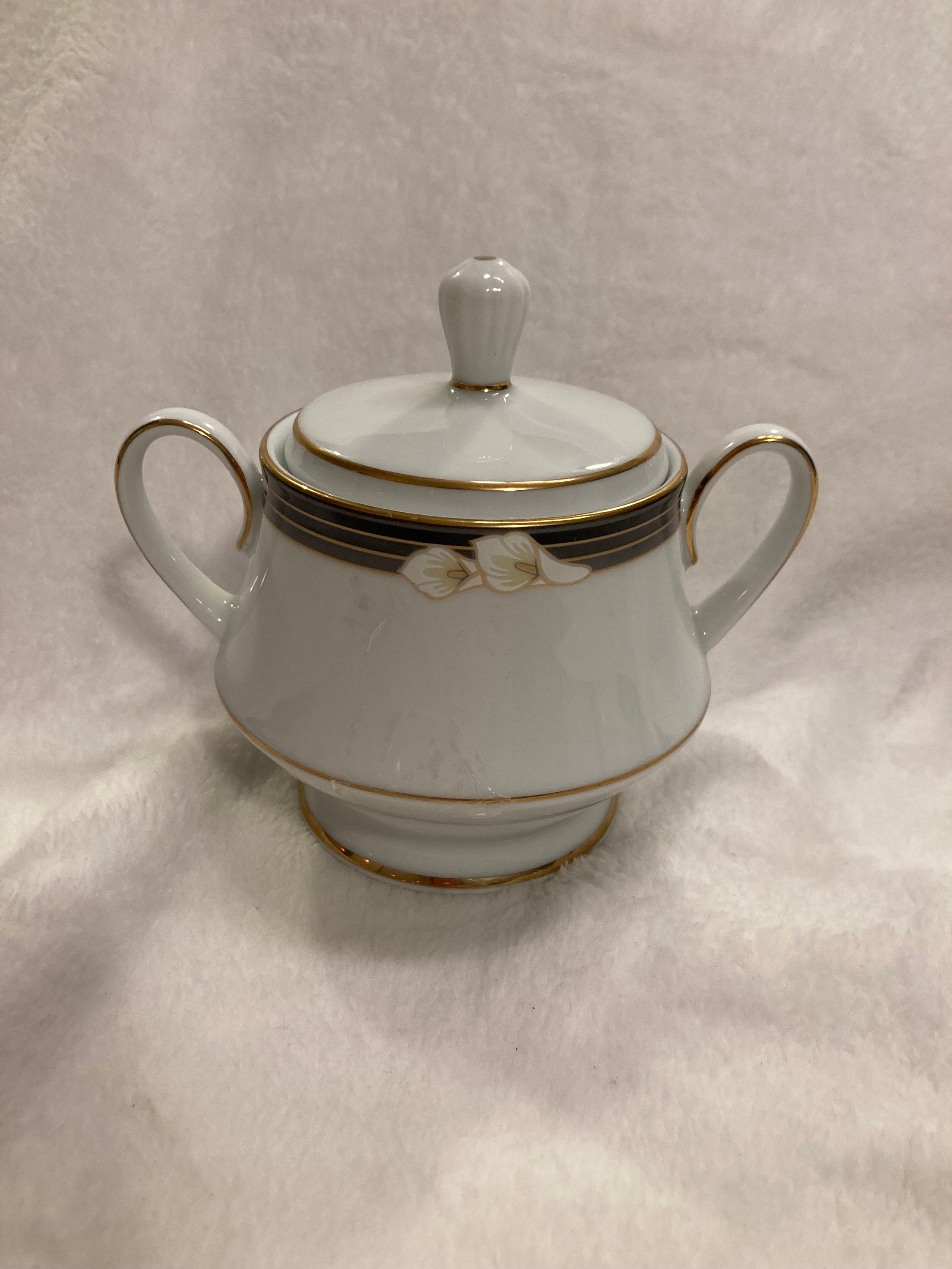 ノリタケの「エリントン (Ellington)」シリーズの食器 ノリタケの伝説的エリントン食器セットとサービングピース、あなたの