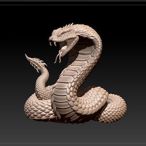 Può includere: Un modello 3D dettagliato di un cobra con il cappuccio sollevato e i denti a vista. Il serpente è scolpito in un colore marrone chiaro e ha una superficie testurizzata e squamosa.