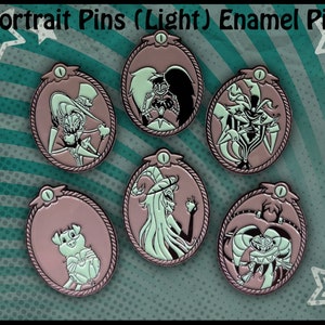 Può includere: Sei spille in smalto ovali intitolate Portrait Pins (Light) Enamel Pin, ognuna con un'illustrazione di personaggio unica in una palette di colori malva tenue e verde pallido. Ogni spilla è incorniciata da un bordo a forma di corda.