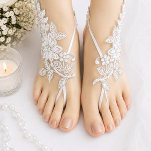 Zapatos blancos de novia para jardín, sandalias descalzas de encaje con cuentas, joyería nupcial para los pies, boda en la playa, blanco y plateado, boda descalza, boda en destino