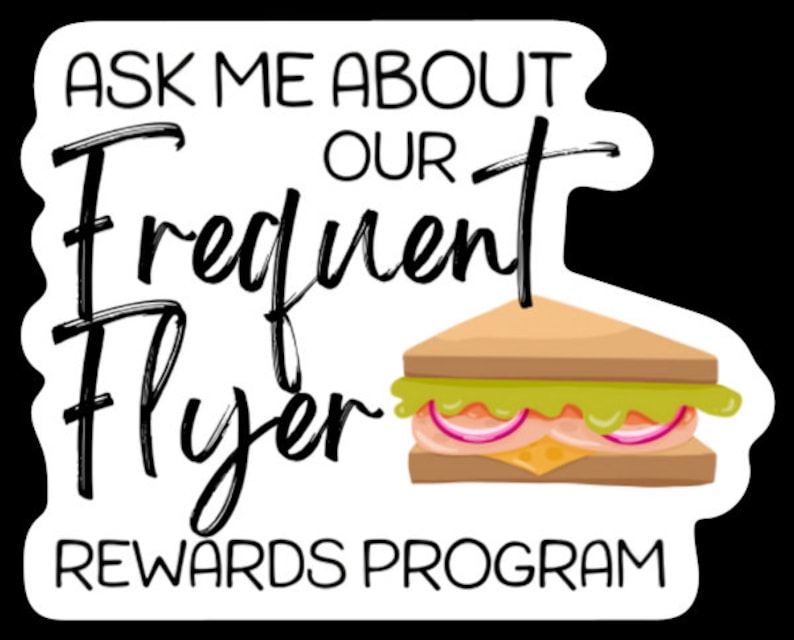K&ouml;nnte beinhalten: Wei&szlig;er Aufkleber mit schwarzem Text, der "Fragen Sie mich nach unserem Frequent Flyer Rewards Programm" lautet. Auf dem Aufkleber ist ein Cartoon-Sandwich mit Salat, Tomate, Zwiebel und K&auml;se abgebildet.