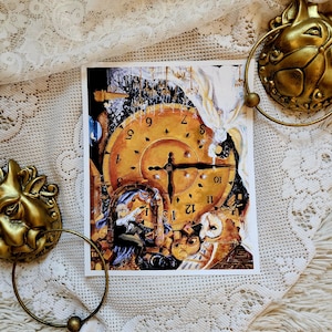 Puede incluir: Una ilustración de estilo vintage de una esfera de reloj con números romanos y un fondo detallado. El reloj está rodeado de varios objetos, incluyendo una figura con un abrigo largo, un gato y un búho. La ilustración está impresa sobre un fondo blanco.