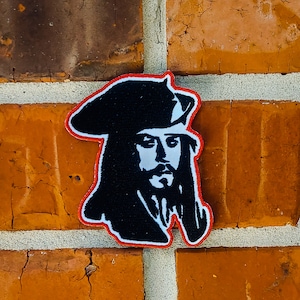 Parche bordado termoadhesivo de 8,3 cm x 9,5 cm (3,29" x 3,75") de Piratas del Caribe, Disneyland, Disney Parks Resorts.