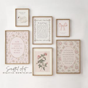 Op de afbeelding: Een verzameling ingelijste kunstafdrukken met gouden frames. De prints tonen bloempatronen, inspirerende citaten en botanische illustraties. Het kleurenpalet omvat zachte roze tinten, crèmes en goud, wat een vintage esthetiek creëert. De woorden "Scriptful Art" en "Digital Download" zijn ook zichtbaar.