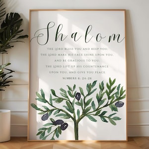 Könnte beinhalten: Handgefertigtes Holzschild mit dem Text "Welcome" in verspielter Schrift. Das Schild ist weiß lackiert mit einem Used-Look und zeigt ein Blumendesign in Rosa- und Grüntönen. Es ist etwa 30 cm breit.