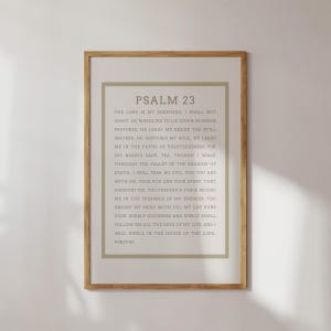 Pu&ograve; includere: Una stampa da parete beige stampabile con il testo "PSALM 23" e il testo completo del Salmo 23 in un carattere marrone chiaro.