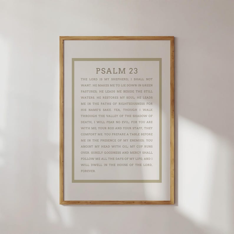 Pu&ograve; includere: Una stampa da parete beige stampabile con il testo "PSALM 23" e il testo completo del Salmo 23 in un carattere marrone chiaro.