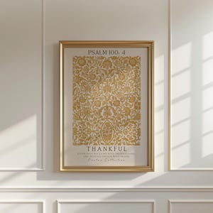 以下が含まれることがあります： 金色の花の模様と「PSALM 100: 4 THANKFUL ENTER INTO HIS GATES WITH THANKSGIVING AND INTO HIS COURTS WITH PRAISE Psalms Collection」というテキストが書かれた額装されたプリント。