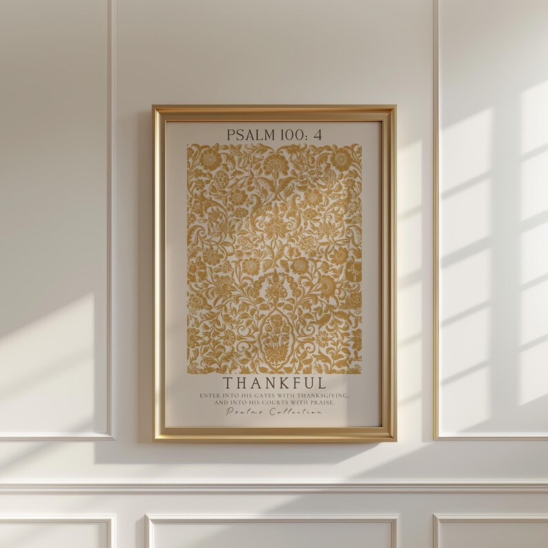 以下が含まれることがあります： 金色の花の模様と「PSALM 100: 4 THANKFUL ENTER INTO HIS GATES WITH THANKSGIVING AND INTO HIS COURTS WITH PRAISE Psalms Collection」というテキストが書かれた額装されたプリント。