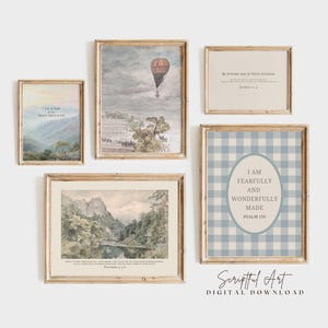 Könnte beinhalten: Eine Sammlung gerahmter Kunstdrucke mit Landschafts- und inspirierenden Textmotiven im Vintage-Stil. Die Drucke zeigen einen Heißluftballon, Bergszenen und ein Vichy-Muster mit dem Text "I AM FEARFULLY AND WONDERFULLY MADE".