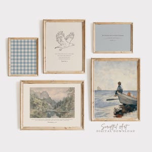 Pode incluir: Uma coleção de impressões de arte emolduradas com uma estética vintage. As impressões incluem um padrão xadrez azul, uma ilustração de águia com texto, uma pintura de paisagem marinha e citações inspiradoras. As molduras são de cor de madeira clara.