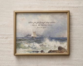 Puede incluir: Obra de arte enmarcada con un marco dorado que representa un paisaje marino con un velero en aguas turbulentas. Incluye el texto "When you go through deep waters I WILL BE WITH YOU. ISAIAH 43:2."