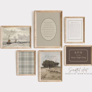Puede incluir: Una colección de láminas artísticas enmarcadas con una estética vintage. Las láminas presentan citas religiosas y escenas de paisajes en tonos neutros. Una lámina muestra un velero en el agua, y otra tiene el texto "I AM WITH YOU ALWAYS".