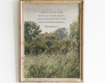Könnte beinhalten: Gerahmter digitaler Druck mit einer ländlichen Landschaft in gedämpften Grün- und Brauntönen. Das Kunstwerk enthält den Text "TRUST IN THE LORD WITH ALL YOUR HEART, AND LEAN NOT ON YOUR OWN UNDERSTANDING. PROVERBS 3:5." Der untere Teil des Drucks lautet "Scriptful Art DIGITAL DOWNLOAD."