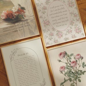 Könnte beinhalten: Vier gerahmte Drucke mit floralem Thema. Der Druck oben links zeigt eine Blumenarrangements mit dem Text "Every good gift and every perfect gift is from above James 1:17". Der Druck oben rechts zeigt ein Blumenmuster mit dem Text "I will praise You, for I am fearfully and wonderfully made, Marvelous are Your works, and that my soul knows very well. Psalm 139:14". Der Druck unten links zeigt ein Blumenmuster mit dem Text "Psalm 23" und einem Vers aus der Bibel. Der Druck unten rechts zeigt eine botanische Illustration einer Rose.
