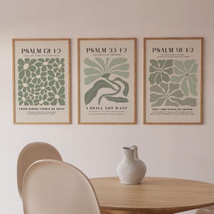 Puede incluir: Tres impresiones enmarcadas con diseños florales verdes y texto blanco. Las impresiones presentan versículos de los Salmos 121, 23 y 91. El texto dice: "Salmo 121:1-2 Alzaré mis ojos a los montes, ¿de dónde vendrá mi ayuda?", "Salmo 23:1-2 Jehová es mi pastor, nada me faltará", y "Salmo 91:1-2 El que habita en el lugar secreto del Altísimo morará bajo la sombra del Omnipotente".