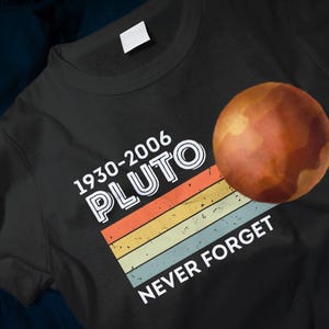 1930-2006 Pluto Never Forget Funny Classic Men's T-Shirt