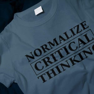 Camiseta clásica para hombre "Normalizar el pensamiento crítico"