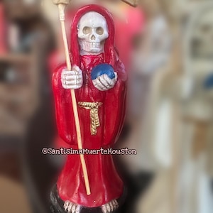 Standbeeld van rode kerstman Muerte