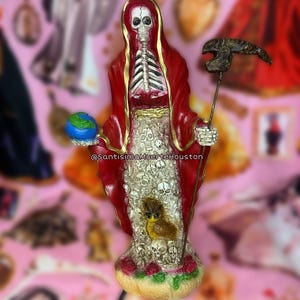Rote Santa Muerte Statue
