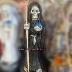 Standbeeld van zwarte kerstman Muerte